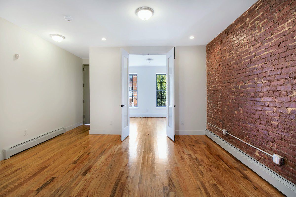 Primary Photo - 352 Bradford St