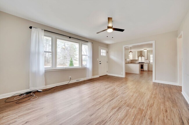 Building Photo - Renovated 3 bed, 1 bath with screened porc...
