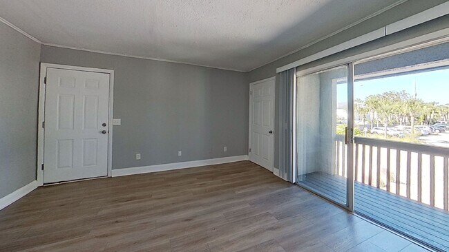 Foto del edificio - Charming 2 Bedroom close to the beach available now!
