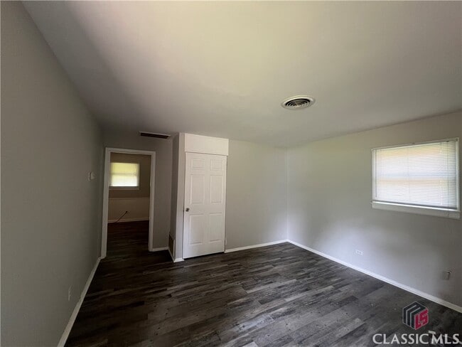 Building Photo - 129 Pineview Dr