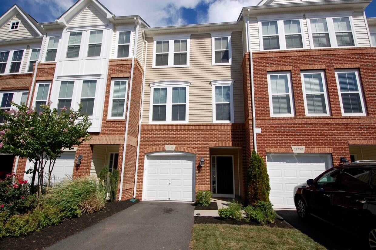 3 Bedroom, finished basement with bath - 21756 Harroun Terrace