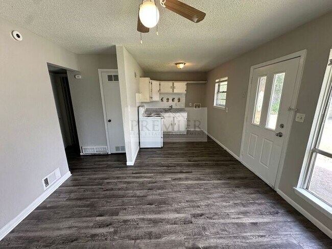 Foto del edificio - 2 bd/1 ba Duplex - 6205 E 152nd Terr #B, Grandview, MO 64030- Fresh interior - Rent $850