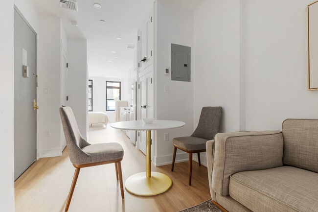 Building Photo - 307 W 39th St