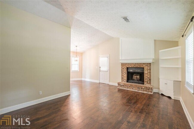 Foto del edificio - 697 Regina Ct NW