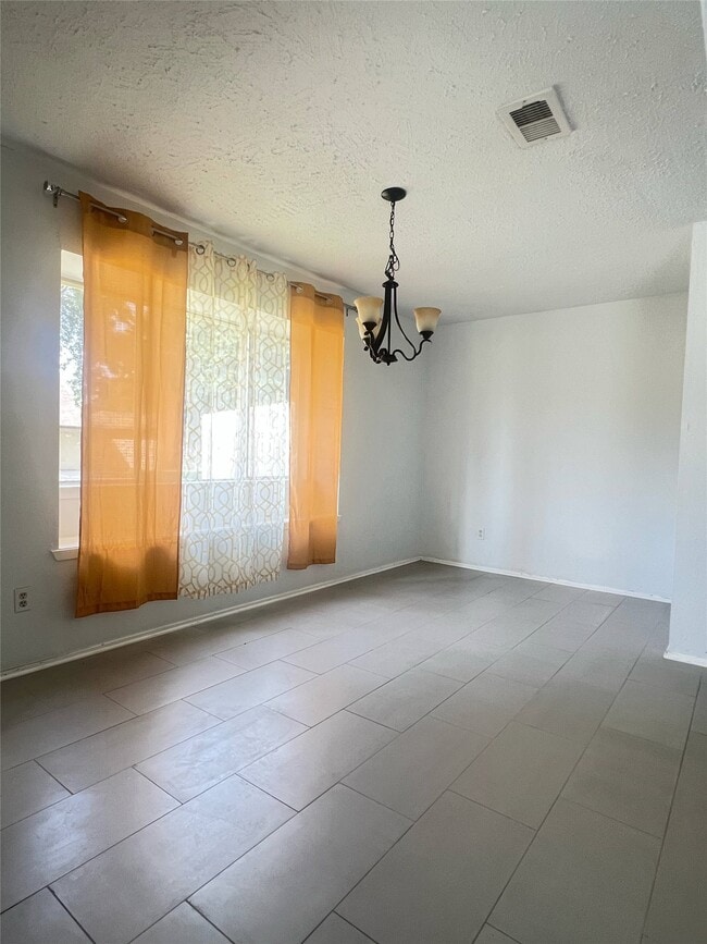 Building Photo - 2134 Collingsfield Dr