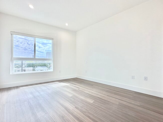 Building Photo - 838 S La Brea Ave