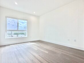 Building Photo - 838 S La Brea Ave