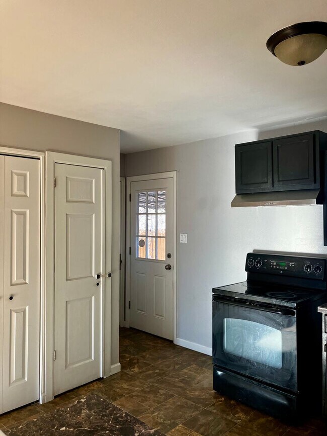 Building Photo - Cozy 3 Bedroom - Pet Friendly!