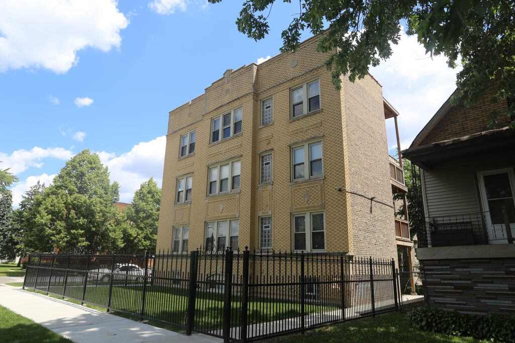 Primary Photo - 4715 W Cornelia Ave