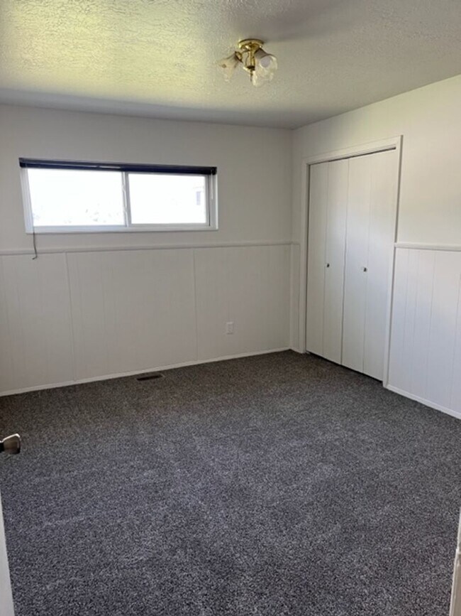 Building Photo - Beautiful home with large rooms and large ...