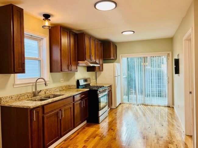 Foto del edificio - 1115 W 18th Pl