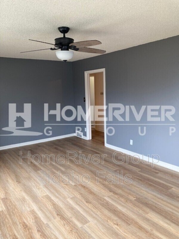 Building Photo - 1085 Syringa Dr