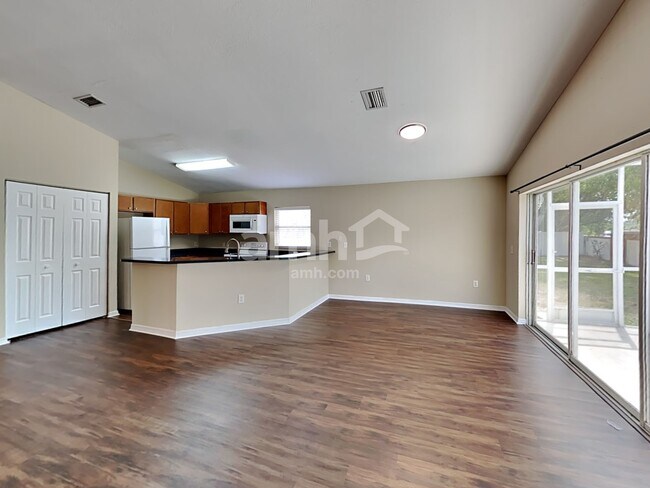 Foto del edificio - 7011 Silverwood Dr