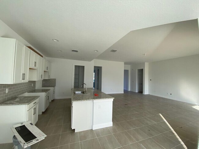 Building Photo - 2341 SE Gowin Dr