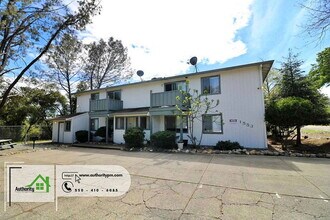 Building Photo - 1553 Bramble Pl