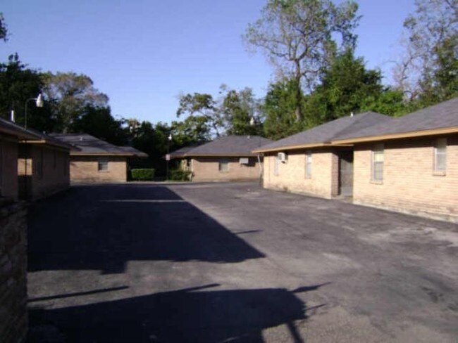 Building Photo - 829-912 Ellena Rd