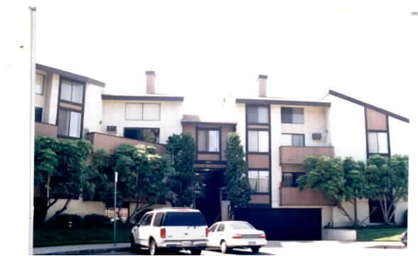 Building Photo - 3327 Livonia Ave