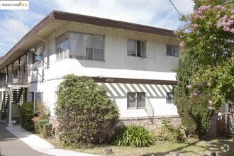 Building Photo - 2811 Nicol Ave