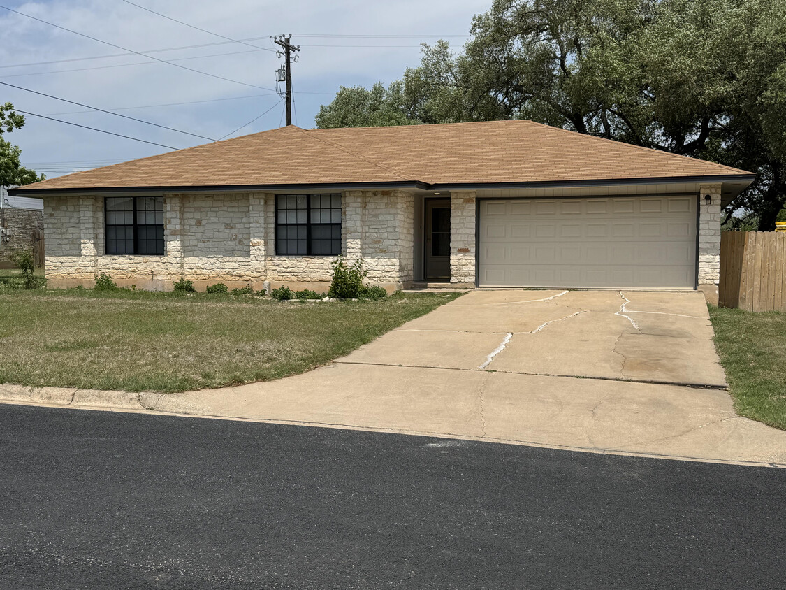 Foto principal - 902 Woodview Dr