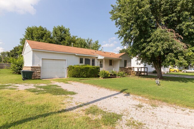 Building Photo - Beautiful 3 Bedroom, 1 Bath in Sand Springs!