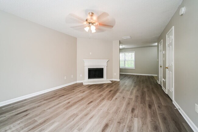 Foto del edificio - 7130 Ravenwood Ln