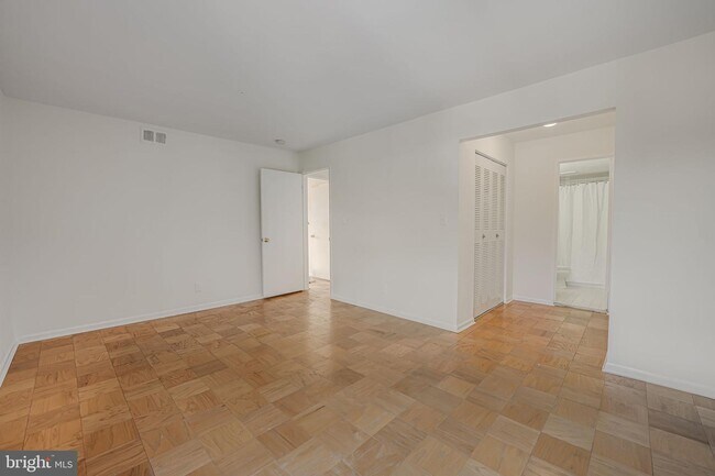 Foto del edificio - 7800 Dassett Ct