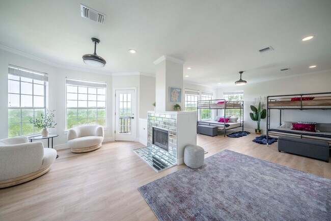 Foto del edificio - 8902 Feather Hill Rd