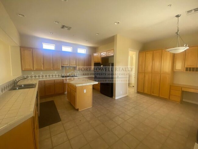 Building Photo - Beautiful 2 bedroom 2 bath with den in gat...