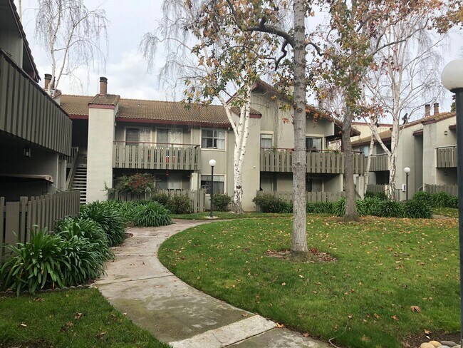 Building Photo - Updated 2 bedroom 2 bath condo with easy a...