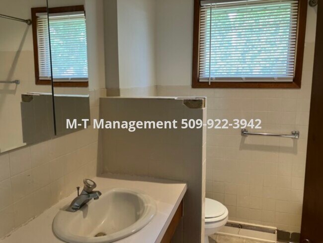 Building Photo - Valley side-by-side rancher duplex: 2+ br,...