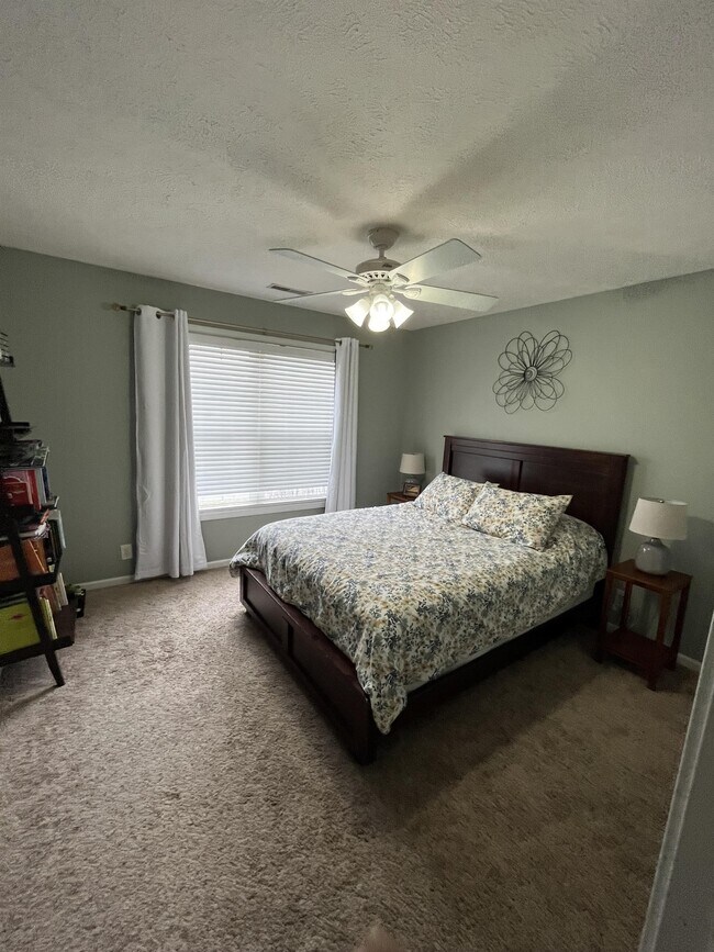 Foto del edificio - 652 Winding Bluff Way