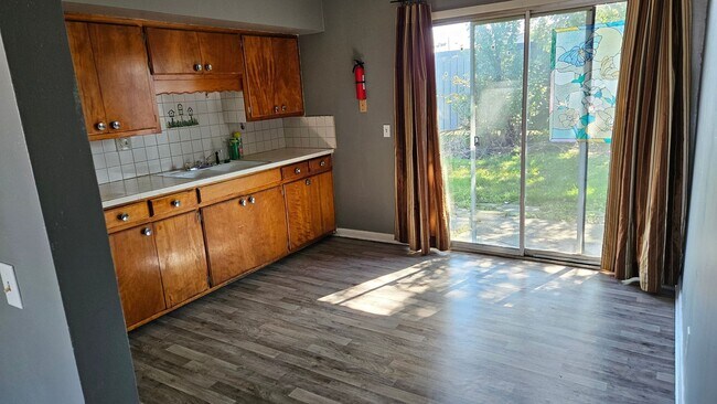 Foto del edificio - Freshly Updated 2BR! Everything on one level!
