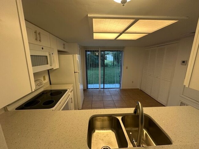 Photo - GREAT 2/2.5 Townhome Near UCF! Available Now!