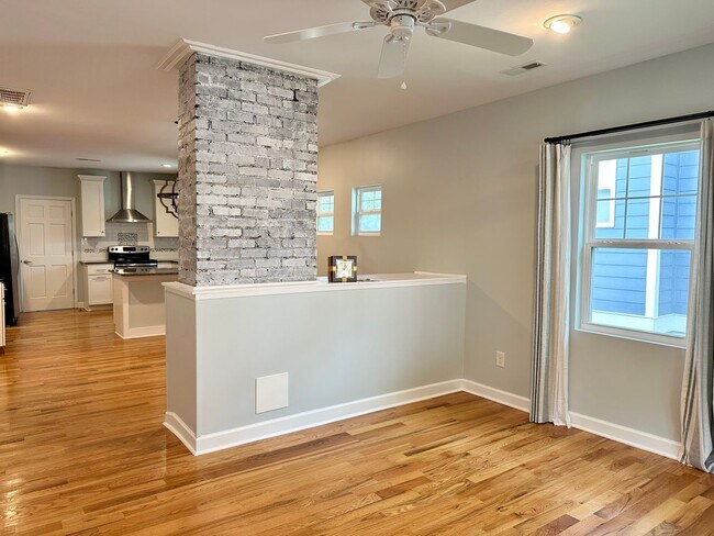Foto del edificio - Charming 4 Bedroom, 3 Bath Home in the Hea...