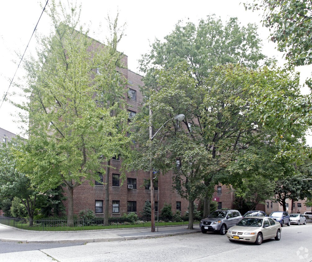 Foto del edificio - 30-40 Fleetwood Ave