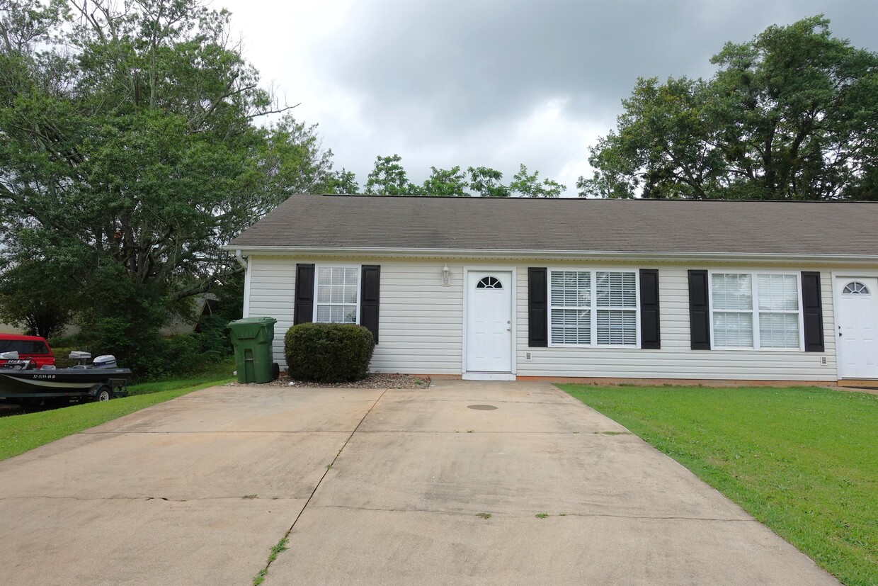 Primary Photo - 109 Lakeview Dr