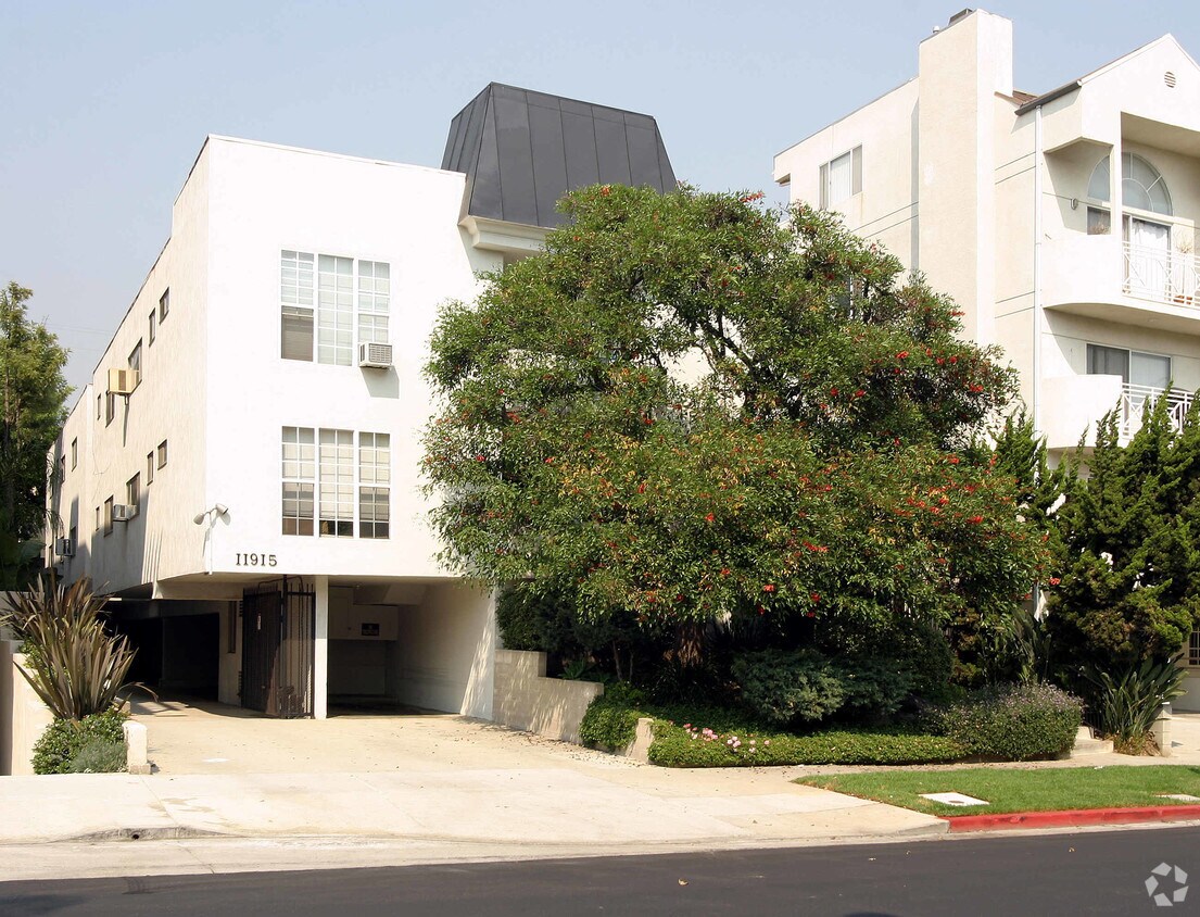 Foto principal - 11915 Darlington Ave
