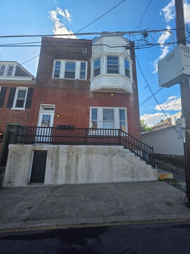 Building Photo - 119 S 14th St