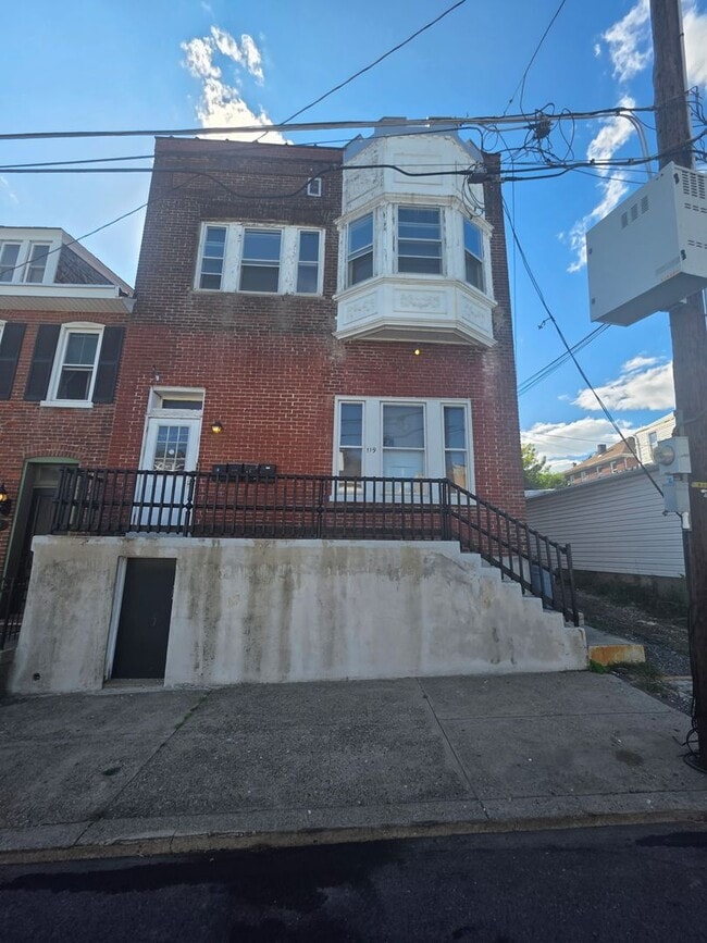 Building Photo - 119 S 14th St