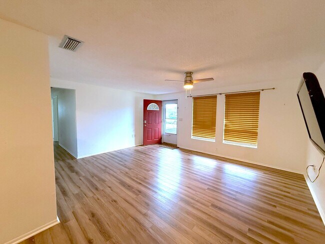 Foto del edificio - Charming 3-Bedroom, 2-Bath Home in the Hea...