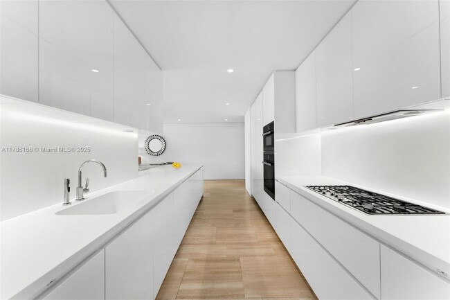Building Photo - 9001 Collins Ave
