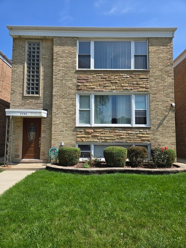 Building Photo - 6039 N Artesian Ave