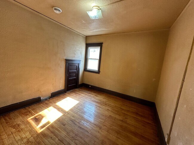 Building Photo - 3 Bedroom Duplex in Milwaukee