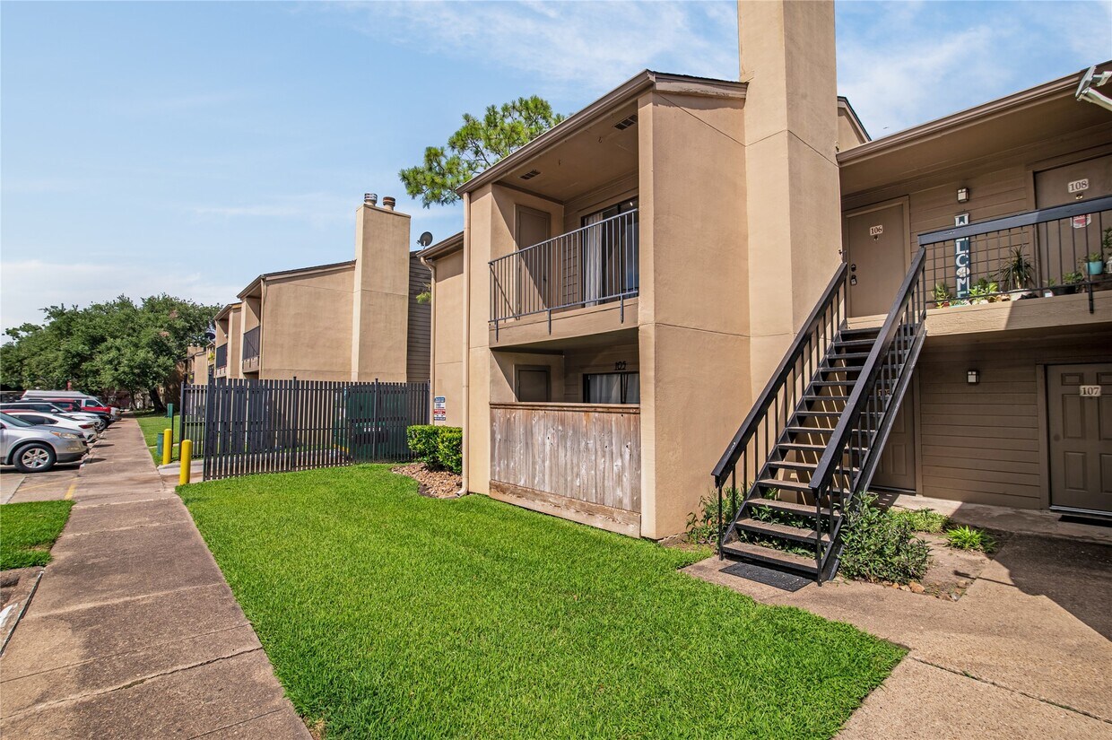 Primary Photo - 3300 Pebblebrook Dr