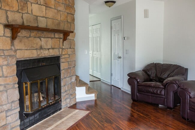 Building Photo - Nice 2 Bedroom Townhome in Lakewood