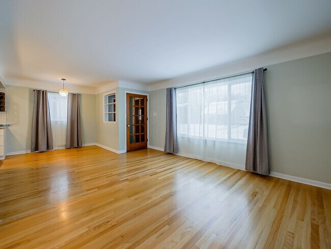 Foto del edificio - AVAILABLE NOW! Spacious 4-Bed Gem in the Heart of Clawson!