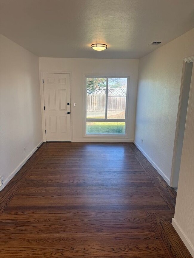 Building Photo - Charming 3-bedroom, 1-bathroom