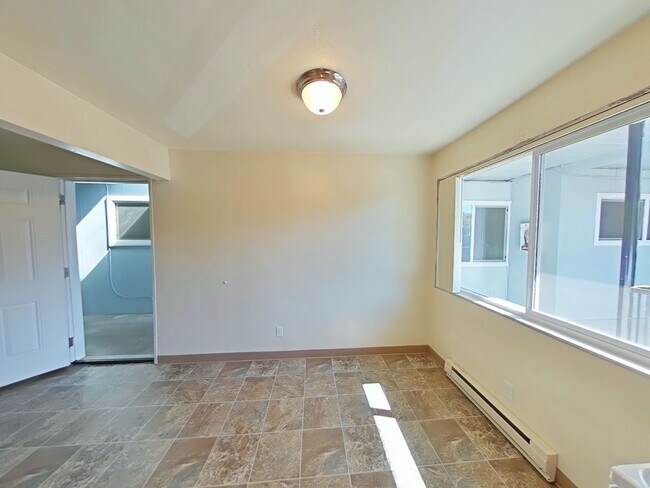 Building Photo - 2 Bedroom Apartment ~ Close to Campus ~ Ca...