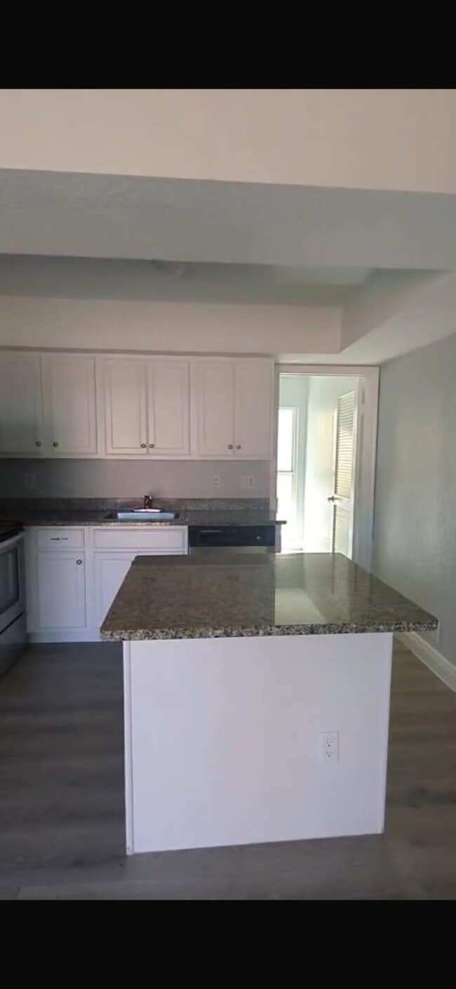 Building Photo - Pelican Pointe