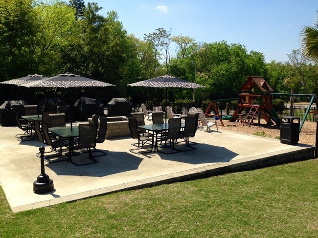 Área de patio con parrillas - Royal Palms Apartments - Grand Re-Opening